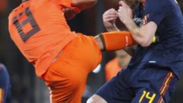 <b>LO VIO. </b>Webb, al fondo, observa la patada de De Jong a Xabi que no castigó con roja en el Mundial.