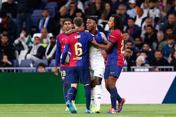 El jugador del Barcelona nacido en  Los Palacios y Villafranca salió al terreno de juego en el tramo final del encuentro, pero tuvo tiempo suficiente para tener sus tiranteces con el delantero brasileño del Real Madrid. "¡4-0, 4-0!", le dijo Gavi a Vinicius en varias ocasiones, haciéndole el gesto con la mano.