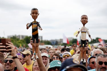 El día 5 comenzó en Lille el Tour de Francia, para gozo y disfrute de los aficionados al ciclismo, que una edición más
viven con entusiasmo el desarrollo de la carrera. En la imagen, unos espectadores sostienen figuras de Jonas Vingegaard y Tadej Pogacar, los dos grandes favoritos a ganar la gran ronda francesa, antes de que arrancara la primera etapa.