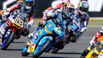 Canet en medio del grupo.