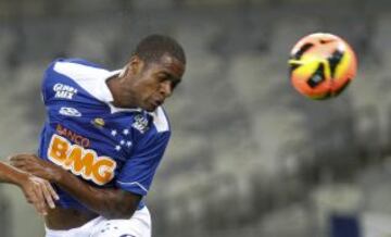 El defensa de Cruzeiro, Dedé, está tercero con 11,3 millones de dólares.