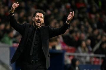 Diego Pablo Simeone, entrenador del Atlético de Madrid, protesta una acción durante el partido.