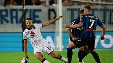 Torino's Croatian midfielder Nikola Vlasic (L) fights for the ball with Atalanta's Dutch midfielder Teun Koopmeiners during the Italian Serie A football match between Atalanta and Torino at The Atleti Azzurri d'Italia Stadium in Bergamo on September 1, 2022. (Photo by MIGUEL MEDINA / AFP)