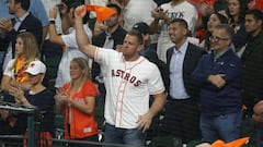 Previo al arranque entre Washington y Houston en el Minute Maid Park, el estelar defensivo de Texans de la NFL salt&oacute; al diamante del parque de pelota.