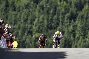 Richie Porte y Chris Froome ruedan hacia la meta.