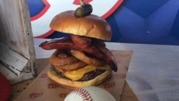 ¿Qué tal todo a la vez? Los Washington Nationals lo llaman "El monumento": Hamburguesa, perrito y aros de cebolla.