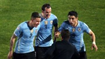 Jorge Fucile reclama su expulsión ante Chile. La 36 de Uruguay en Copa América.