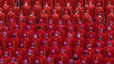 Cardenales y Obispos durante el funeral de Benedicto XVI en la Plaza de San Pedro del Vaticano.  