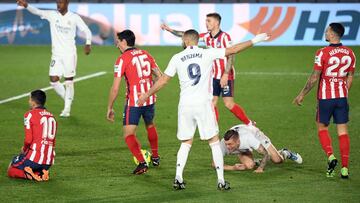 Los jugadores del Atlético en el partido contra el Real Madrid.