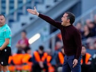 BARCELONA, 22/02/2026.- El entrenador del Levante, Luís Castro, durante el partido de la jornada 25 de LaLiga EA Sports que FC Barcelona y el Levante UD disputan este domingo en el Spotify Camp Nou de Barcelona. EFE/ Alejandro García