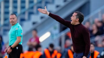 BARCELONA, 22/02/2026.- El entrenador del Levante, Luís Castro, durante el partido de la jornada 25 de LaLiga EA Sports que FC Barcelona y el Levante UD disputan este domingo en el Spotify Camp Nou de Barcelona. EFE/ Alejandro García