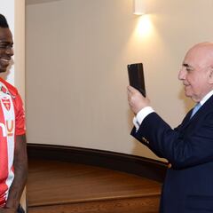 Balotelli: de ganar 110.000 euros a la semana a 220.000 al año