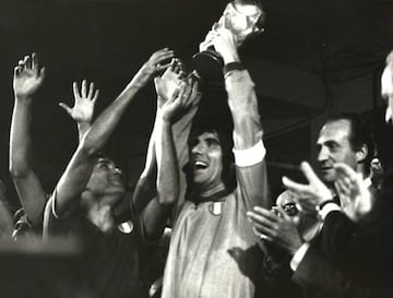 El portero italiano Dino Zoff, levanta el trofeo que acredita a su equipo como campeón, ante el rey de España, Juan Carlos I y el presidente de Italia, Sandro Pertini.