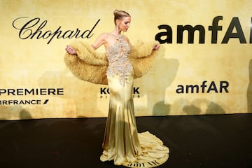 Leonie Hanne posa para los fotógrafos a su llegada al evento benéfico de amfAR Cine Contra el SIDA en el Hotel du Cap-Eden-Roc. 