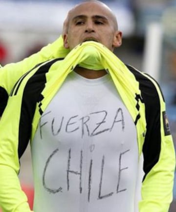 Horas después del terremoto, Humberto Suazo anotó dos goles en Zaragoza. 'Chupete' celebró moderadamente y con una polera que decía 'Fuerza Chile'.