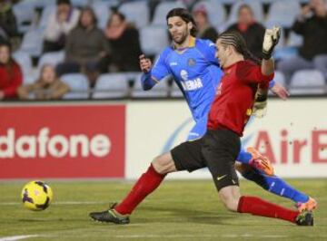 El centrocampista del Getafe Angel Lafita presiona al portero del Barcelona José Manuel Pinto, en el partido de la decimoséptima jornada de la liga en Primera División que se disputa esta tarde en el Coliseo Alfonso Pérez.