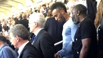 Aubameyang con su padre en San Siro.