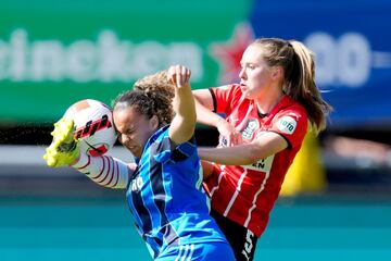 Un d¨ªa despu¨¦s de que el masculino del Ajax cayera por 2-1 ante el PSV en la final de Copa, las futbolistas del conjunto de ?msterdam se vengaron de sus compa?eros al imponerse por id¨¦ntico resultado a las de Eindhoven. Romee Leuchter, con gol y asistencia, fue la protagonista del quinto t¨ªtulo copero del Ajax en diez a?os de historia.
