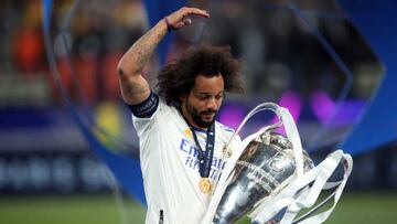 PARIS, FRANCE - MAY 28: Marcelo of Real Madrid celebrates with the trophy during the UEFA Champions League final match between Liverpool FC and Real Madrid at Stade de France on May 28, 2022 in Paris, France. (Photo by Marc Atkins/Getty Images)