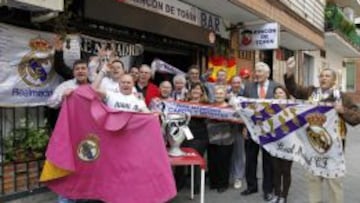 EN EL RINCÓN DE TOÑÍN. Roncero, Toñín y los peñistas posaron para AS al grito de “¡Sí se puede!”.