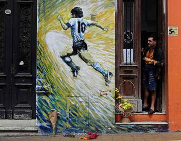 Los seguidores argentinos lloran el fallecimiento de Maradona en Buenos Aires.