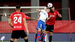 Oriol Romeu, Gavi y Vedat Muriqi, saltan para rematar un balón aéreo.