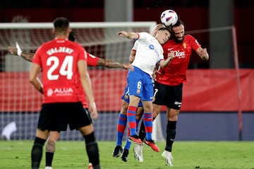 Oriol Romeu, Gavi y Vedat Muriqi, saltan para rematar un balón aéreo.