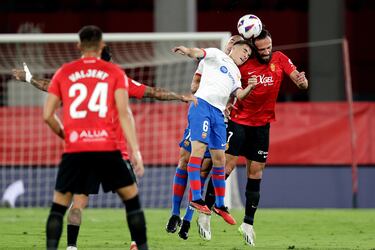 Oriol Romeu, Gavi y Vedat Muriqi, saltan para rematar un balón aéreo.