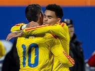 AMDEP9223. NUEVA YORK (ESTADOS UNIDOS), 18/11/2025.- James Rodríguez (i) y Luis Díaz de Colombia celebran un gol este martes, en un partido amistoso entre las selecciones de Colombia y Australia en el estadio Citi Field, en Nueva York (Estados Unidos). EFE/ Angel Colmenares
