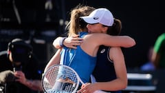 Paula Badosa of Spain &amp; Iga Swiatek of Poland in action during the third round robin match at the 2021 Akron WTA Finals Guadalajara WTA tennis tournament
 AFP7 
 15/11/2021 ONLY FOR USE IN SPAIN