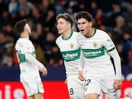 VALENCIA, 23/01/2026.- El delantero del Elche Adam Boayar (d) celebra su gol, segundo de su equipo, durante el partido de la jornada 21 de LaLiga que Levante UD y Elche CF disputan hoy viernes en el estadio Ciutat de Valencia. EFE/Ana Escobar