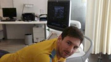 Messi se somete a una ecografía de su lesión.