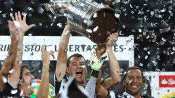  Los jugadores del Atl&eacute;tico Mineiro de Brasil Rever (c) y Ronaldinho Gaucho (d) celebran el triunfo en la Copa Libertadores.