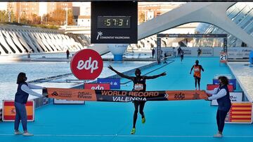 El atleta keniata Kibiwott Kandie destroz&oacute; el r&eacute;cord del Mundo en la Medio Marat&oacute;n de Valencia con un tiempo oficioso de 57:32 minutos, rebajando en casi medio minuto la plusmarca de su compatriota Geoffrey Kamworor (58:01) que ostentaba desde septiembre de 2019. 