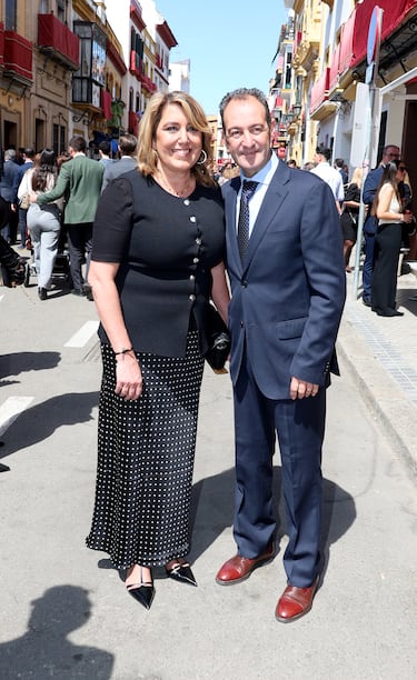 Susana Díaz acude a ver las hermandades de Triana el Jueves Santo junto a su marido, José María Moriche.