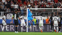 Una de las intervenciones de Thibaut Courtois, portero del Real Madrid, en la Supercopa de Europa contra el Eintracht.