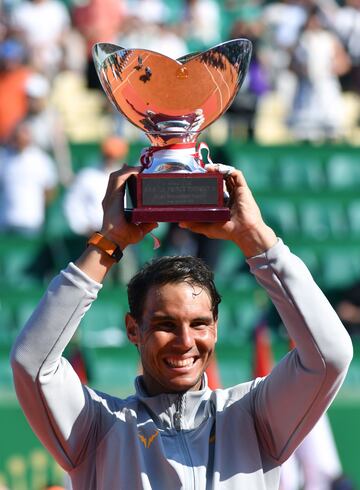 Rafael Nadal levantando el trofeo de Montecarlo.
