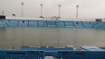 La cancha de la Jaiba Brava sufrió los estragos de las tormentas en los primeros días de noviembre de 2016.  El juego frente a Leones Negros se jugó tres días después.