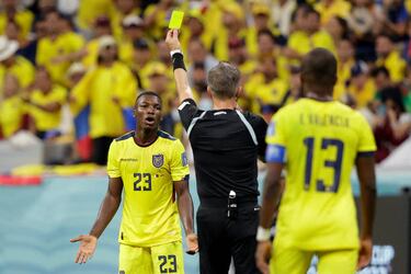 Primera amarilla para Ecuador. Caicedo llega tarde y se gana la tarjeta.