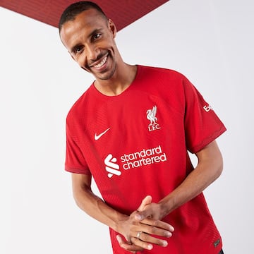 Liverpool presentó su nueva camiseta para la temporada 2022/23.