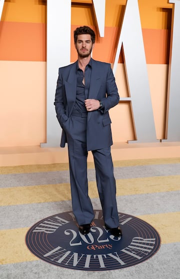 Andrew Garfield posa en la alfombra roja de la de la fiesta de los Oscar 2025 de Vanity Fair celebrada en Beverly Hills.