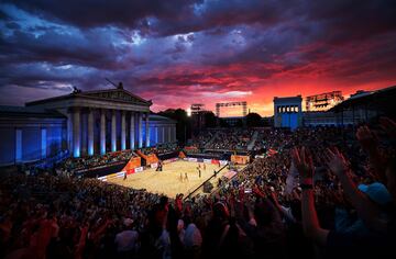 Impresionante panorámica de la Koenigsplatz de Múnich, Alemania, que albergó el Campeonato de Europa de voleibol de playa. 