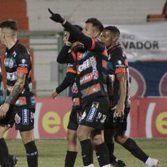 El ex Colo Colo que la rompió en El Salvador: doblete y figura en Copa Chile