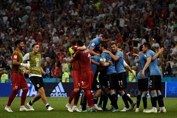 Los uruguayos celebraron el triunfo y el pase a cuartos de final.