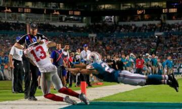 Odell Beckham de los New York Giants marca touchdown ante la imposibilidad de alcanzarle de Brent Grimes de los Miami Dolphins.