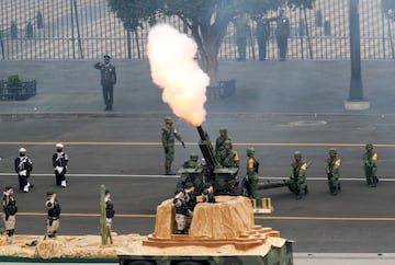 Desfile por la Independencia rinde homenaje a héroes de la salud