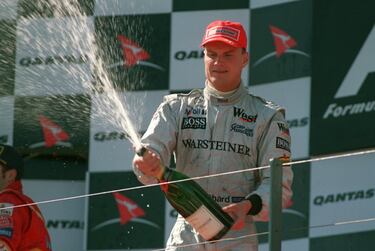 El escocés cayó de pie en la F1 al debutar con Williams, que acabaría 1994 como mejor equipo. Eso le permitió tener acceso rápido al podio como 'rookie' y se subió a él en su octava carrera (Portugal). Dos años después ficharía por McLaren, donde hizo la mayor parte de su vida en el Mundial (nueve temporadas) y donde frenó su racha de podios en 2004 cuando los de Woking pegaron un bajón. En Red Bull sumó dos para llegar a los 62 en 2008, su año de retirada.
