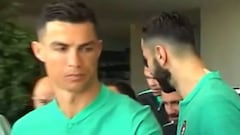 Piden a Cristiano que firme una camiseta del Madrid y responde así
