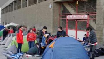 Aficionados hacen fila para el partido de vuelta en San Mamés.