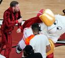 La mascota de Miami Heat es hospitalizada tras recibir estos golpes de Conor McGregor